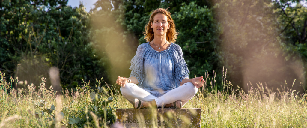Martina Köhler von YOve Yoga bei einer Yoga-Praxis im Grünen in Arlesheim
